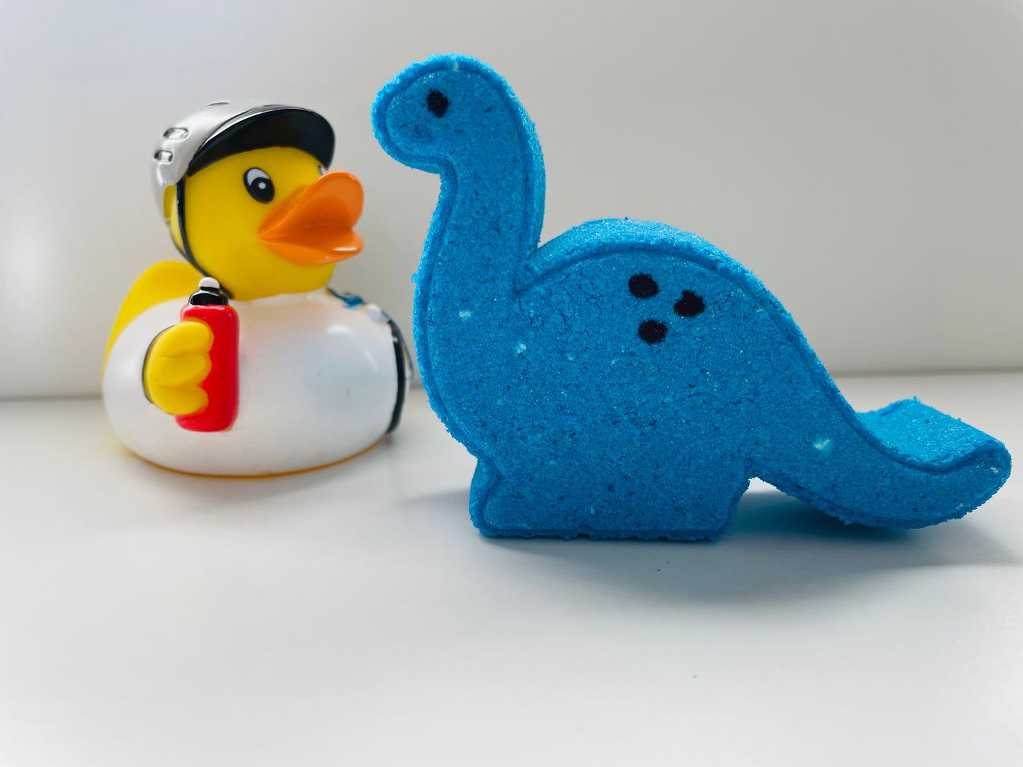 weiße Dinosaurier Badebombe mit Punkten