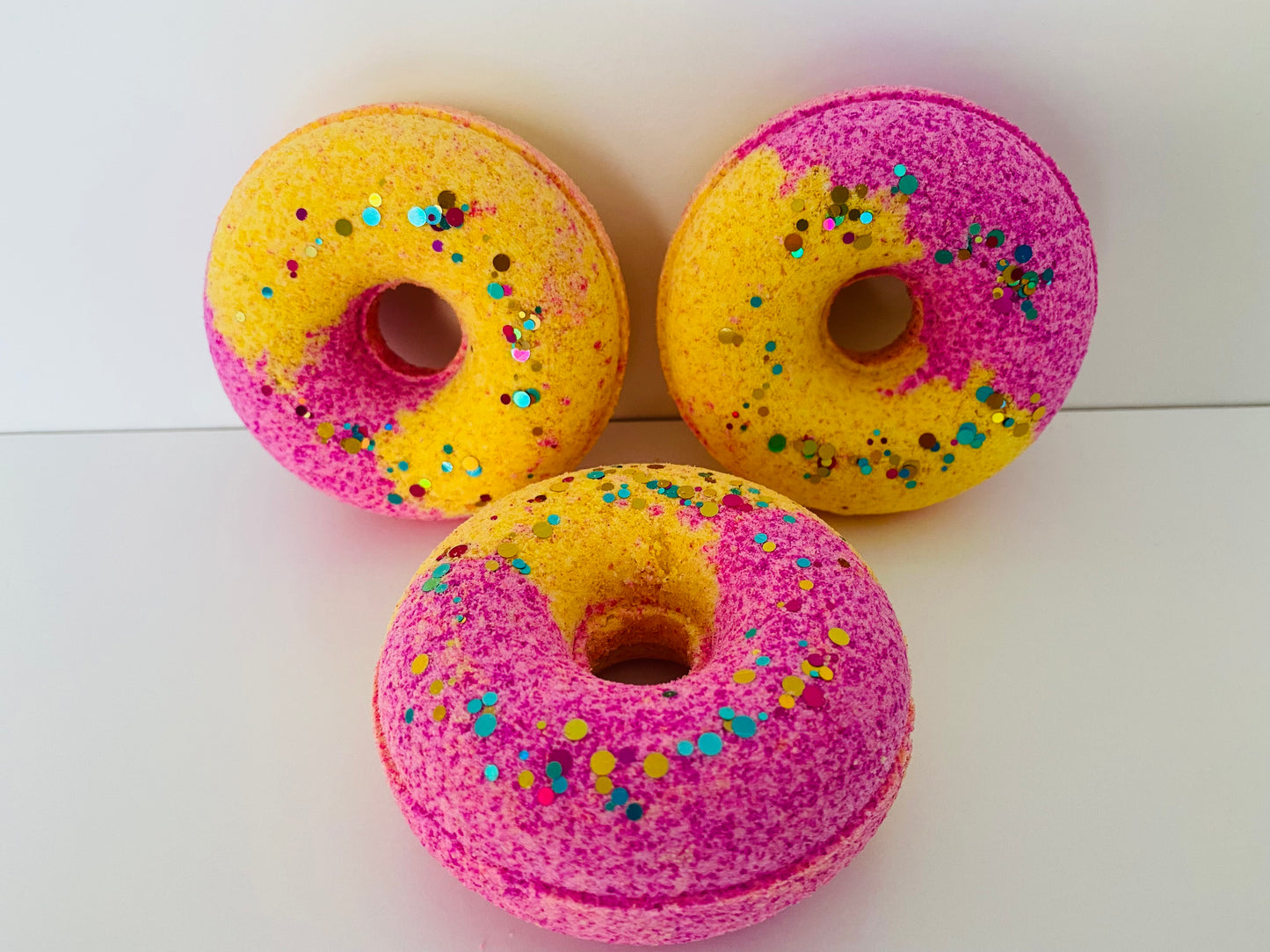 gelb roter Badedonut